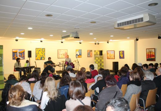 Os combos pop-rock da Escola de Música de Oroso enchen o centro cultural no seu Concerto de Entroido